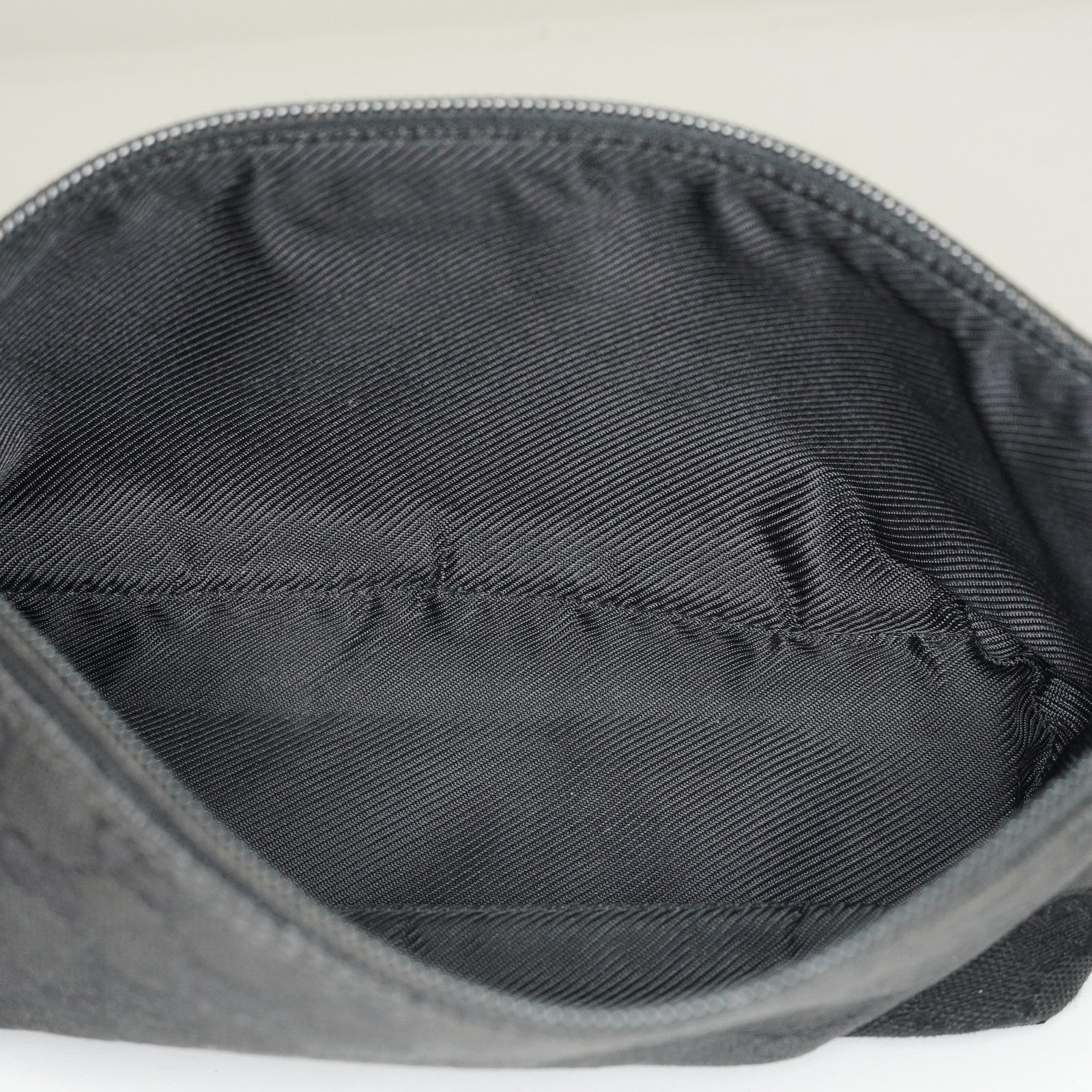 Gucci GG Canvas Boat Pochette Black Shoulder Pouch Bag Vintage Used 08E052090002