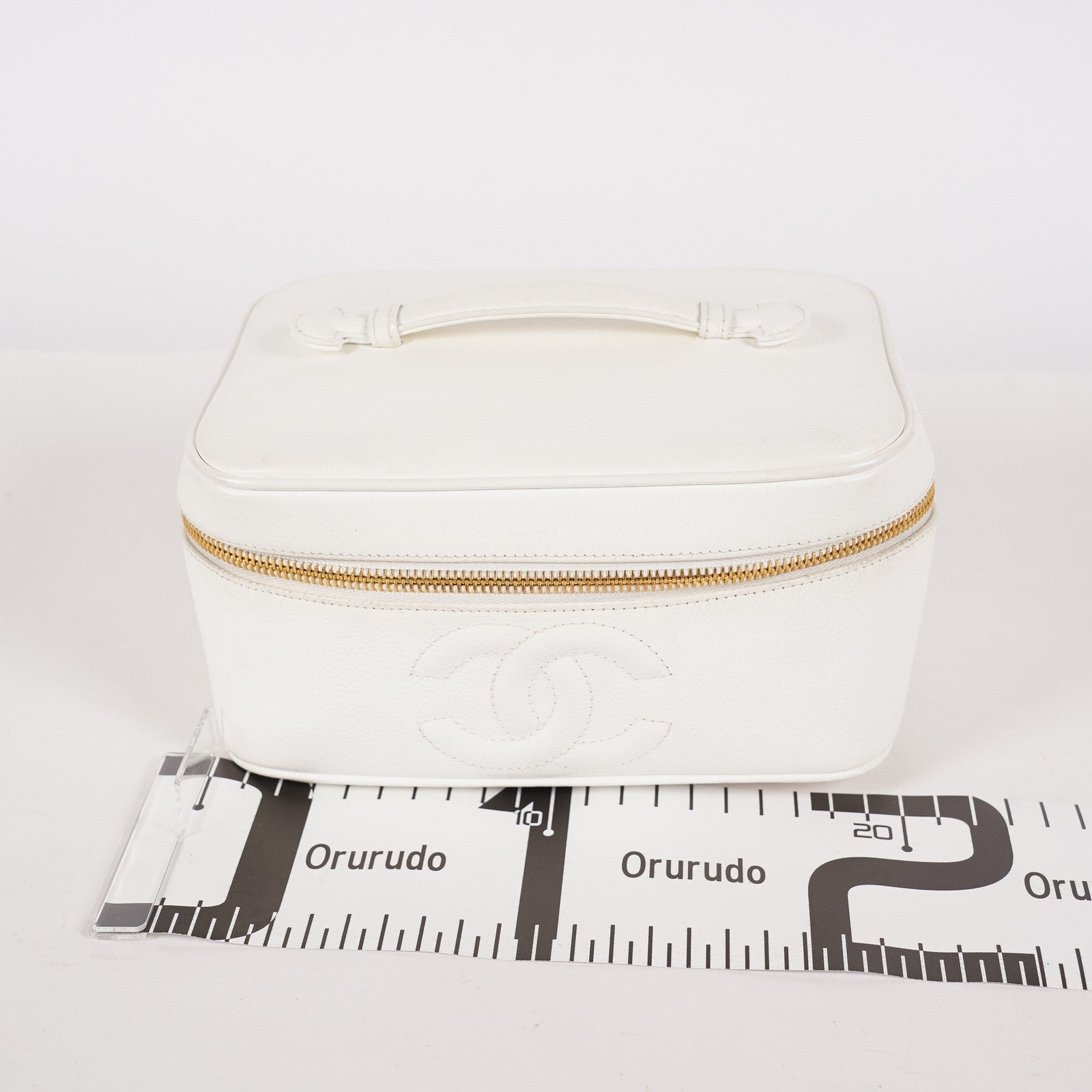 Chanel Caviar Skin White Vanity Case Cosmetic Pouch CC Logo Used 06E105830030