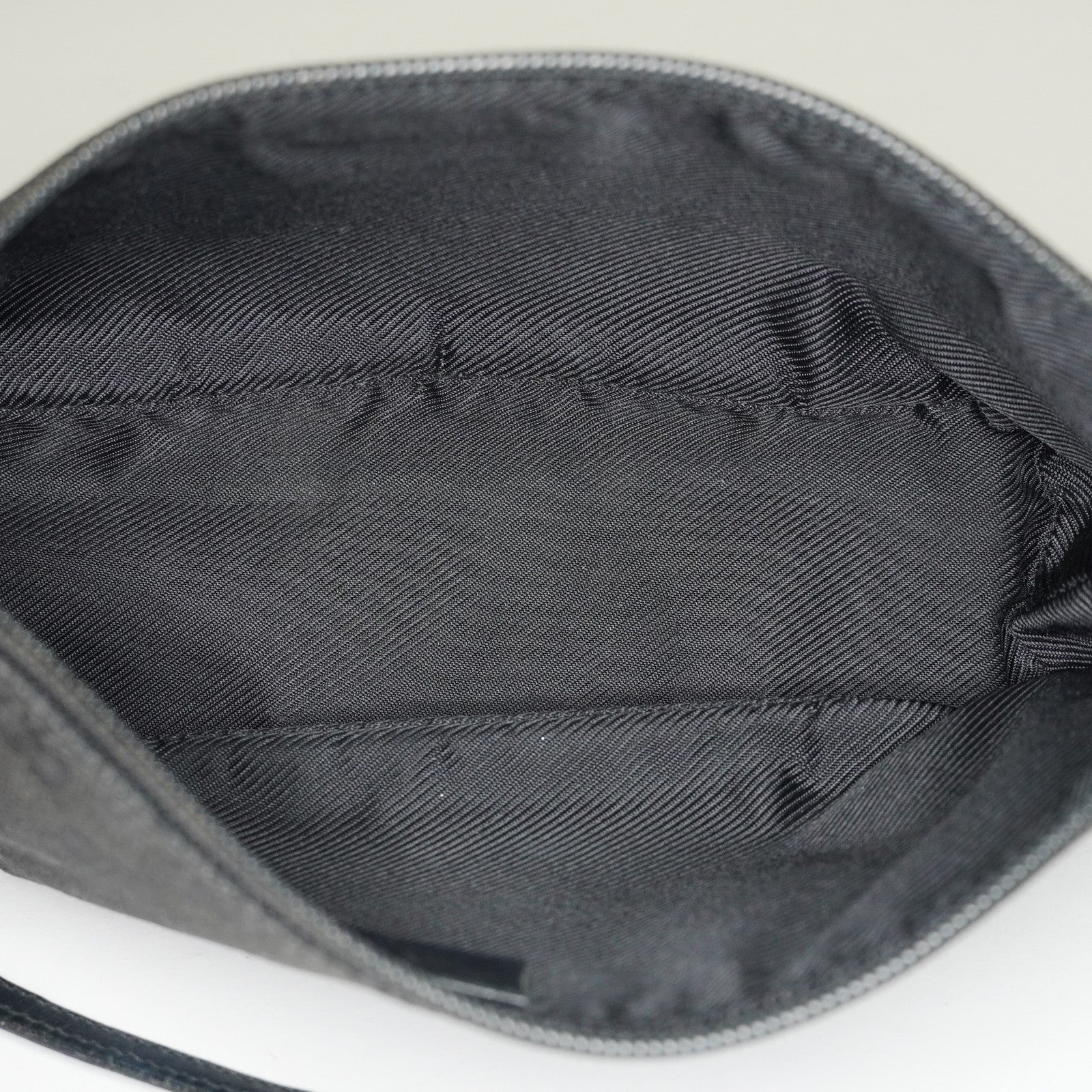 Gucci GG Canvas Boat Pochette Black Shoulder Pouch Bag Vintage Used 08E052090002