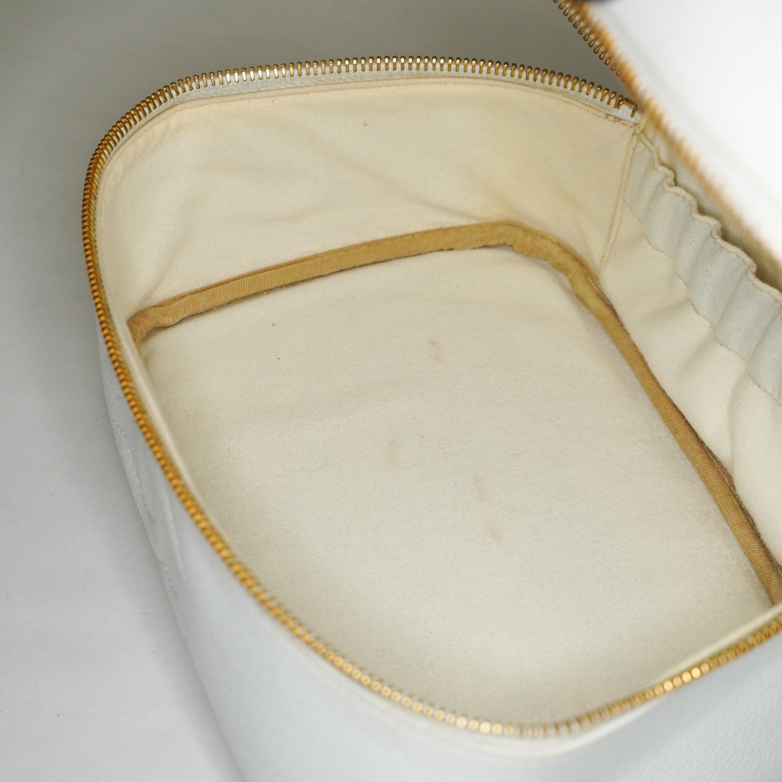 Chanel Caviar Skin White Vanity Case Cosmetic Pouch CC Logo Used 06E105830030