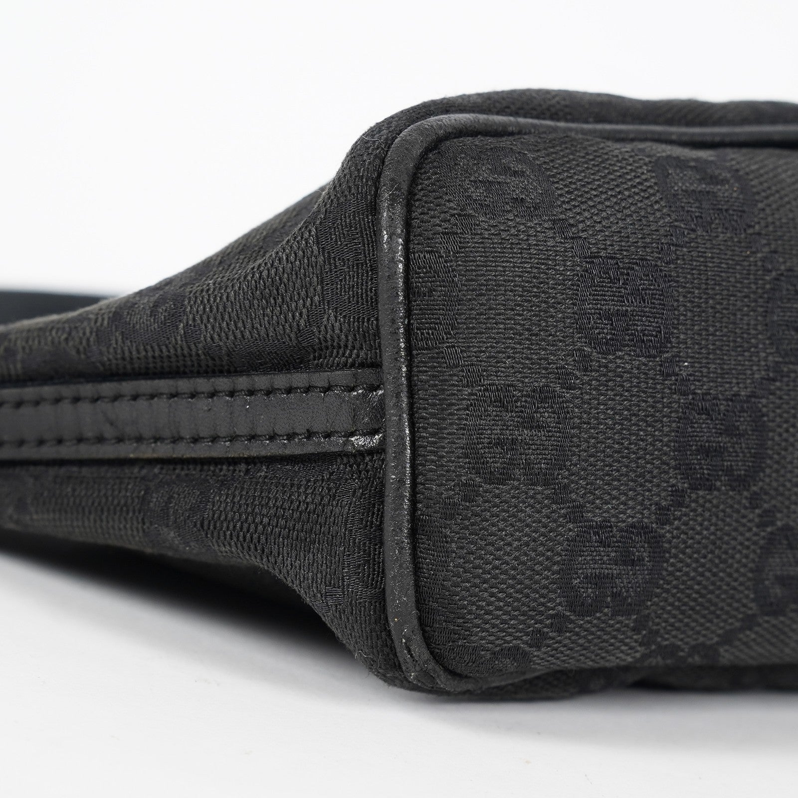 Gucci GG Canvas Boat Pochette Black Shoulder Pouch Bag Vintage Used 08E052090002